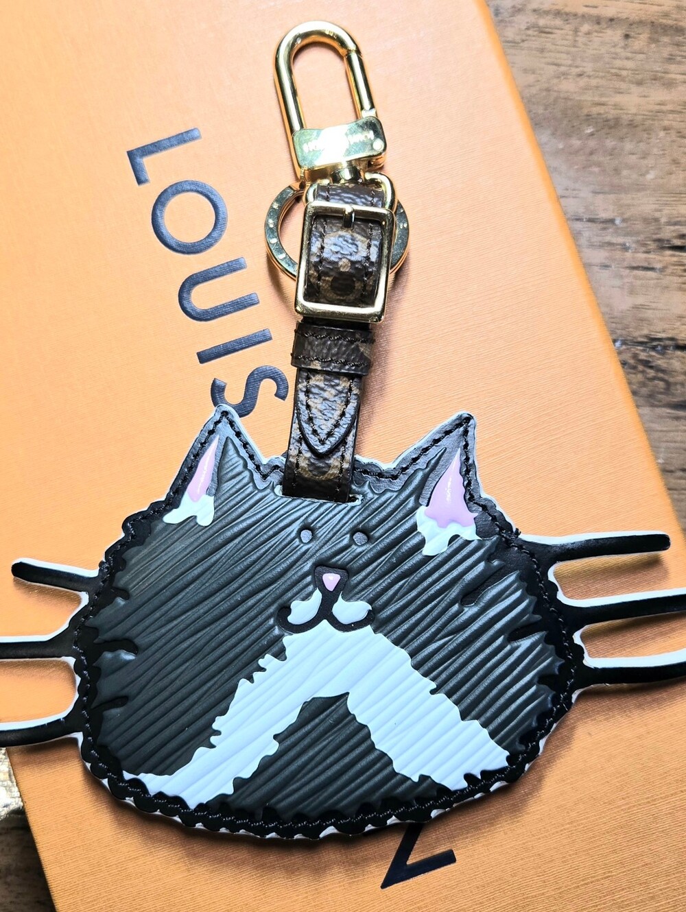#129 - RARE LOUIS VUITTON Grace Coddingtom Catogram gray cat epi charm MP2282
